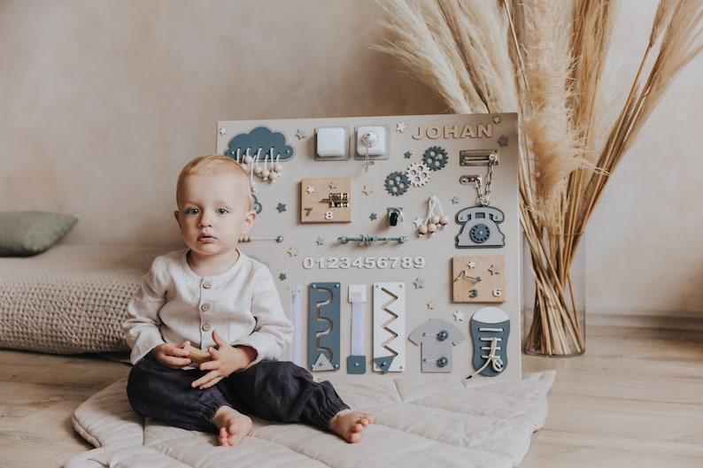 Planche de développement, cadeau 1er anniversaire, expédition rapide, cadeau pour nouveau bébé, cadeau pour tout-petit, tableau occupé prénom de bébé, tableau sensoriel en bois image 1