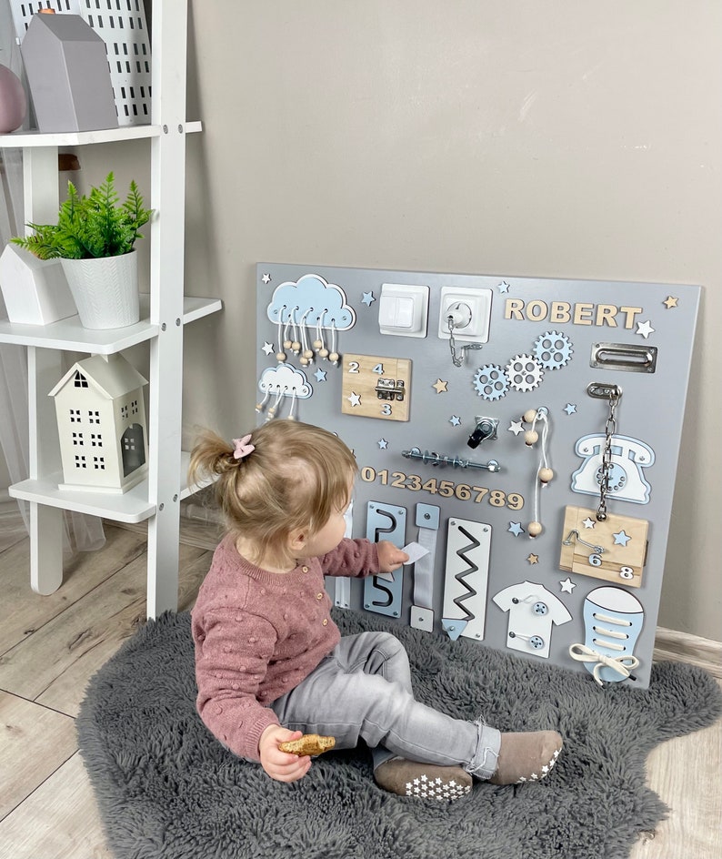 Tableau personnalisé pour tout-petit, tableau d'activités, cadeau de développement pour tout-petit, tableau Montessori, tableau sensoriel en bois, cadeau 1er enfant en bas âge Blue 60 x 70 cm