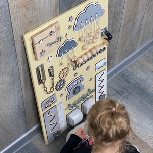 Planche sensorielle en bois, 1er cadeau d'anniversaire, expédition rapide, planche d'activité, cadeau pour tout-petit, planche Montessori, planche en développement cadeau pour tout-petit Yellow