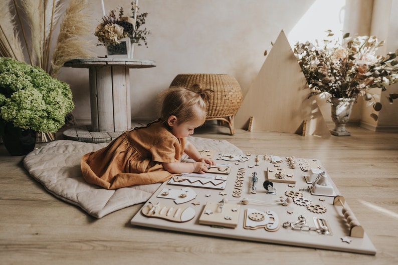 Personalisiertes Busy Board Montessori Board für Kleinkinder Beschäftigungsboard für 1 Jahr altes Lern und Sensorisches Board Geschenk zum 1 Bild 1