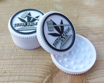 Moulin à Herbes Stitch Judge Grinda – Impression 3D Original – Attrape-Poussière 60 Microns, Couvercle Magnétique, PLA Éco