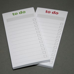 Könnte beinhalten: Zwei weiße To-Do-Listen, eine mit grünem Text und die andere mit rotem Text. Jede Liste hat oben einen leeren Platz für einen Titel und eine Reihe von Zeilen mit Kontrollkästchen.
