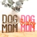 → auf Etsy ansehen: Dekoaufsteller Dog Mom / Dog Dad / Dog Family – personalisierbar mit Hundename(n) – Geschenkidee Hundeliebhaber – Haustier Deko Dekoaufsteller Dog Mom / Dog Dad / Dog Family – personalisierbar mit Hundename(n) – Geschenkidee Hundeliebhaber – Haustier Deko