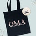 → auf Etsy ansehen: Stofftasche | Jute Beutel | Oma | Stoffbeutel Oma | Geschenk | Geburt | mit Personalisierung | Geschenk Enkel Stofftasche | Jute Beutel | Oma | Stoffbeutel Oma | Geschenk | Geburt | mit Personalisierung | Geschenk Enkel