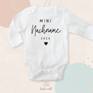 Mini Nachname Baby Body Name personalisierbar, Schwangerschaft verkünden, Geburtsgeschenk, Babybody personalisiert Bild 1