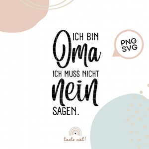 Könnte beinhalten: Schwarz-weißes Text-Graphic mit den Worten "Ich bin Oma, ich muss nicht nein sagen." Der Text ist in einer dekorativen Schriftart. Die Grafik ist von pastellrosa und blauen Kreisen mit weißen Punkten umgeben. Der Text "PNG SVG" befindet sich in einer Sprechblase in der oberen rechten Ecke.