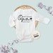 → auf Etsy ansehen: Personalisierter Baby Body Happy Birthday Opa - Süßes Geschenk zum Geburtstag des Opas! Personalisierter Baby Body Happy Birthday Opa - Süßes Geschenk zum Geburtstag des Opas!