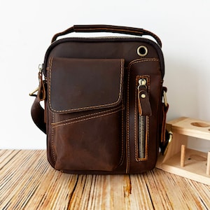 Personalisierte Lederumhängetasche, Herren Brusttasche mit Verstellgurt, Herren Sling Bag, Reisetasche Handytasche, Leder Crossbody Bag mit Namen