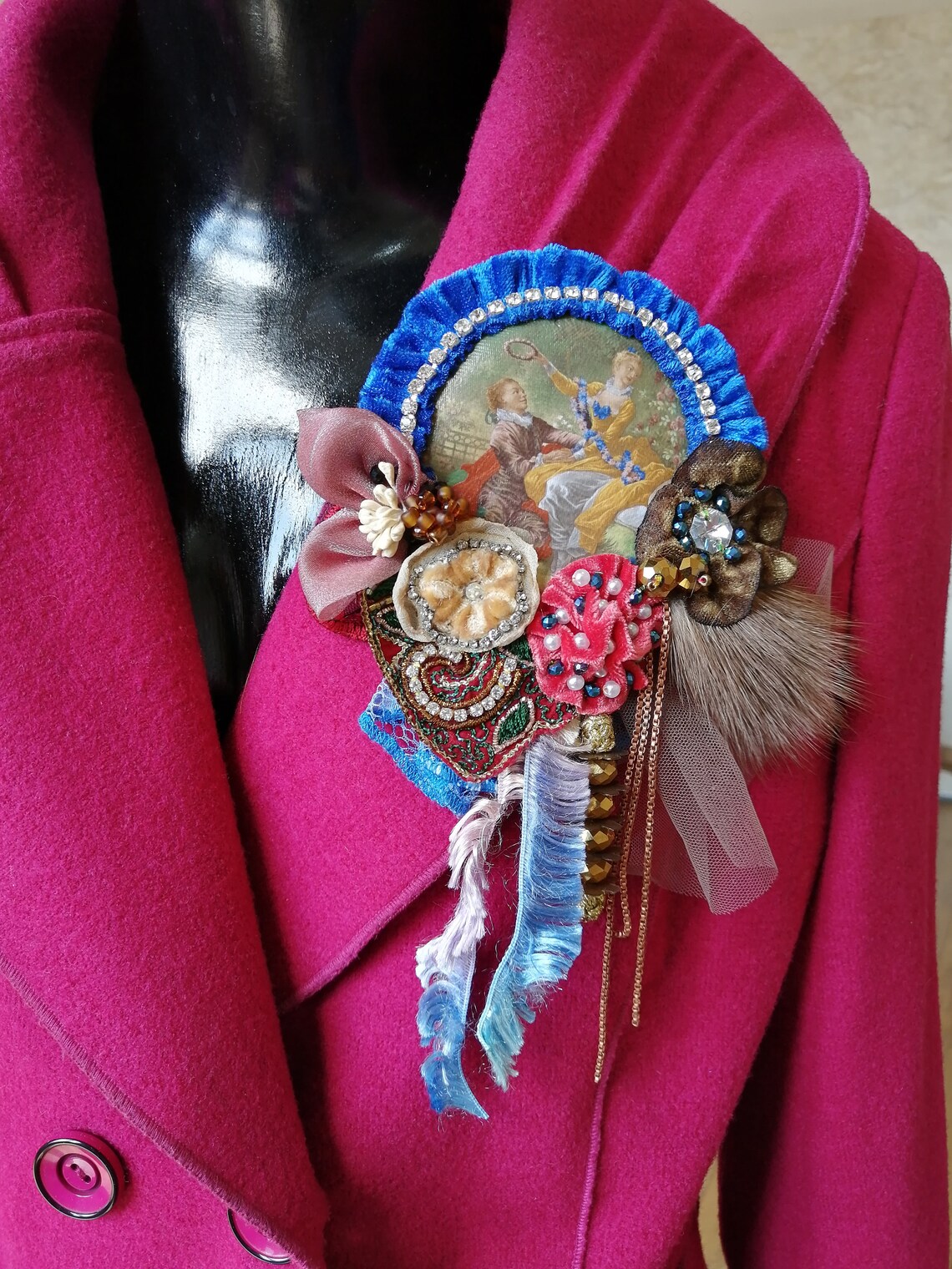 Broche Déclaration Argentée Avec Chaîne Pendante Et Perle Imitation - Style Vintage - Occasion - Pour Femme