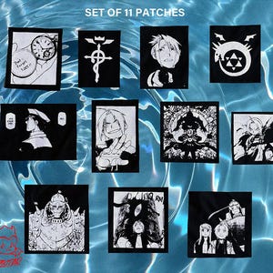 Könnte beinhalten: Set aus 11 schwarz-weißen Aufnähern mit Anime-Illustrationen. Die Aufnäher zeigen Charaktere und Symbole, darunter eine Taschenuhr, ein Kreuz und Porträts. Der Text "SET OF 11 PATCHES" ist oben im Bild zu sehen.