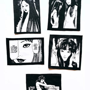 Puede incluir: Cinco ilustraciones en blanco y negro de estilo manga de mujeres con cabello largo y negro. Las ilustraciones están impresas en tela negra y tienen bordes blancos. El texto de las ilustraciones dice "THAT FRAGRANCE THAT DRIFTS FROM YOUR FAIR SKIN... THAT BITING DEMEANOR... YOUR S... YOUR SWEET VOICE."