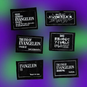Puede incluir: Seis parches rectangulares negros con texto blanco. Los parches presentan texto de la serie de anime "Neon Genesis Evangelion". El texto incluye títulos de episodios, citas y caracteres japoneses. El fondo es un degradado de morado y verde.