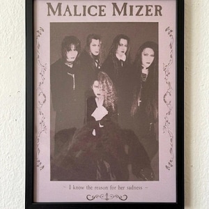Peut inclure: Une affiche encadrée en tons sépia du groupe "Malice Mizer". L'image présente six personnes vêtues de sombres vêtements, avec de longs cheveux et un maquillage saisissant. Le texte "Malice Mizer" est en haut, avec la phrase "I know the reason for her sadness" en bas.