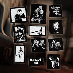 Può includere: Una collezione di nove toppe in bianco e nero con varie immagini e testo. Le toppe presentano un personaggio con un coltello, un personaggio con un gancio, un personaggio con una pistola, un personaggio con una spada, un personaggio con un coniglio, un personaggio con un cane, e testo che dice "La porta che si sveglia nell'oscurità, aprendosi agli incubi." e "Silent Hill".