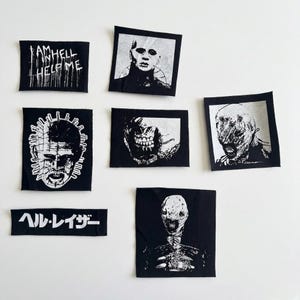 Könnte beinhalten: Rustikales Holzschild mit dem Text "Welcome to our home" in handschriftlichem Stil. Das Schild hat eine Used-Optik und ein schlichtes, einladendes Design, ideal für die Eingangsbereichsdekoration.