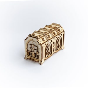 Könnte beinhalten: Eine Holzkiste mit einem detaillierten Design, mit mehreren Bogenöffnungen und filigranen Details. Die Kiste ist aus hellbraunem Holz gefertigt und hat eine leicht abgenutzte Oberfläche.