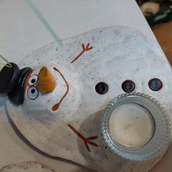 Geschmolzener Schneemann mit Teelicht