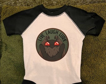 Babyromper Mothman || Live Laugh Lurk - Boba Mothman-serie || Schattige babycryptid