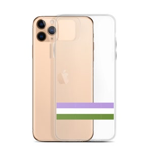 Puede incluir: Un iPhone 11 Pro dorado con una funda transparente. La funda tiene un diseño de la bandera del orgullo genderqueer en lavanda, blanco y verde. El teléfono está sobre un fondo blanco.