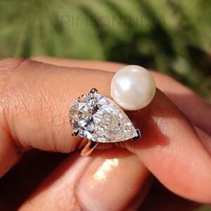 Bague Toi et Moi, bague de fiançailles en or massif 14 carats avec moissanite taille poire de 3 carats, bague en perle, bague à trois griffes, bague imposante, bague de demande en mariage image 2