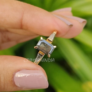 Anello con smeraldo e taglio baguette da 1,82 ct, anello in oro giallo massiccio 14 carati, anello con tre pietre, anello trilogy, regalo di anniversario, anello con sale e carta