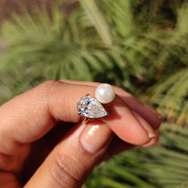 Bague Toi et Moi, bague de fiançailles en or massif 14 carats avec moissanite taille poire de 3 carats, bague en perle, bague à trois griffes, bague imposante, bague de demande en mariage image 2