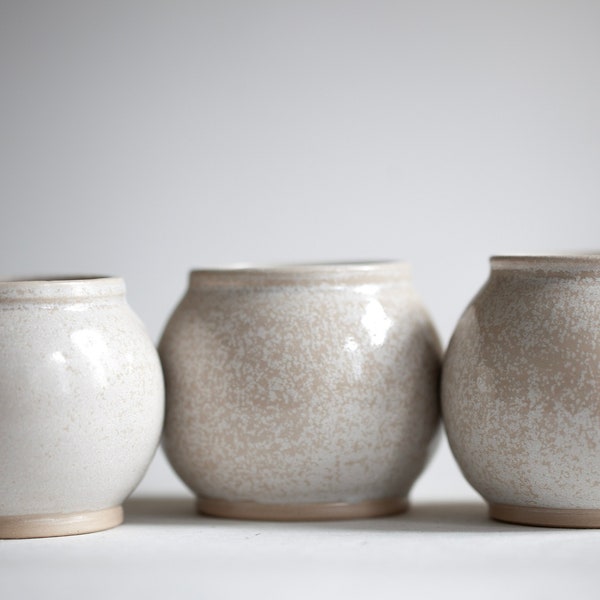 kleine Kugelvase handgetöpferte Keramik, Steinzeug Blumenväschen mit großer Offnung, mit schöner weißer Glasur