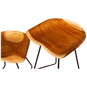 Peut inclure: Deux chaises en bois avec une finition vein&eacute;e naturelle. Les assises ont une forme organique et sont soutenues par des pieds en m&eacute;tal noir. Les chaises sont con&ccedil;ues avec une esth&eacute;tique moderne.