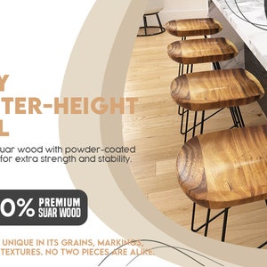 Peut inclure: Tabourets de comptoir Olney en bois massif de Suar avec pieds en fer noir enduits de poudre. Les tabourets pr&eacute;sentent un fini grain de bois naturel et sont con&ccedil;us pour la r&eacute;sistance et la stabilit&eacute;. Chaque pi&egrave;ce est unique.