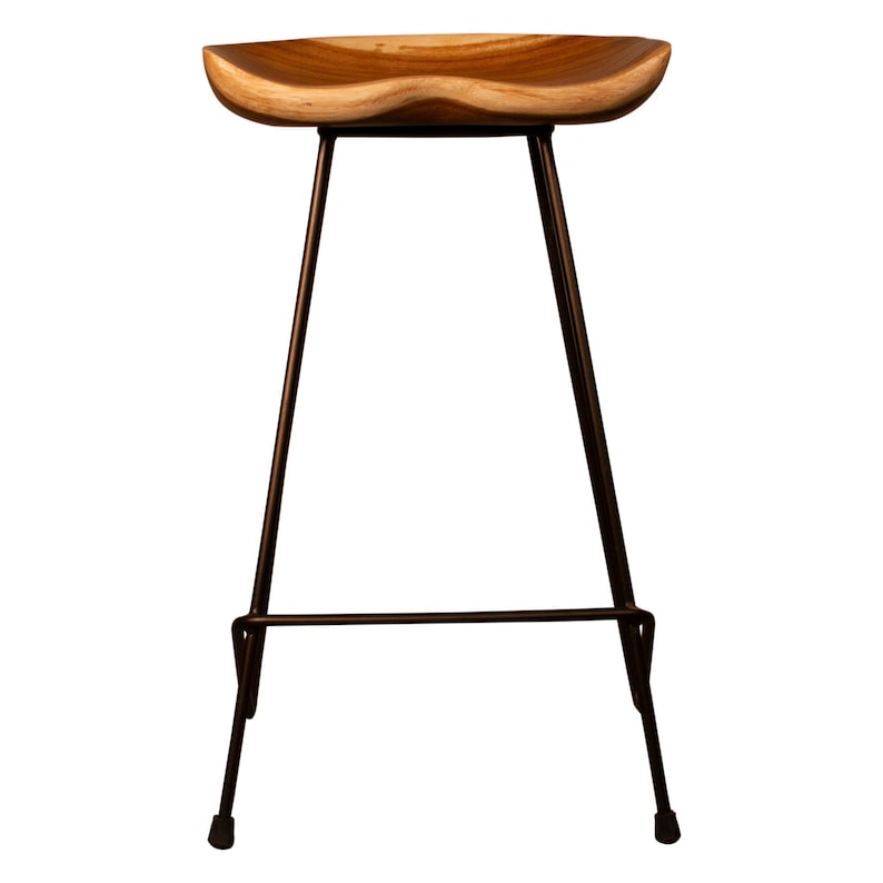 Peut inclure: Tabouret de bar en bois avec une assise profil&eacute;e et des pieds en m&eacute;tal fonc&eacute;. L'assise est en bois clair avec un motif de grain naturel. Les pieds sont fins et inclin&eacute;s, avec un repose-pieds pr&egrave;s de la base. Le tabouret a un design moderne et minimaliste.