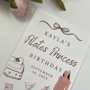Puede incluir: Tarjeta blanca con texto marr&oacute;n "Kayla's Pilates Princess Birthday September 14, 2025". Ilustraciones de un bolso, zapatillas de ballet, un martini y una mujer con ropa de pilates.