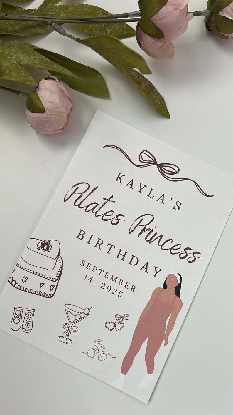 Puede incluir: Tarjeta blanca con texto marr&oacute;n "Kayla's Pilates Princess Birthday September 14, 2025". Ilustraciones de un bolso, zapatillas de ballet, un martini y una mujer con ropa de pilates.