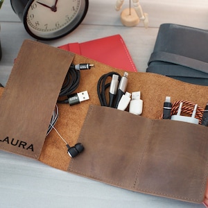 Personalisierte Leder-Kabel- und Ladegerät-Organizer-Tasche, Reisekabel-Rollenaufbewahrung, kundenspezifische Tech-Zubehör-Etui, Ohrhörer-Halter, Geschenke für Sie