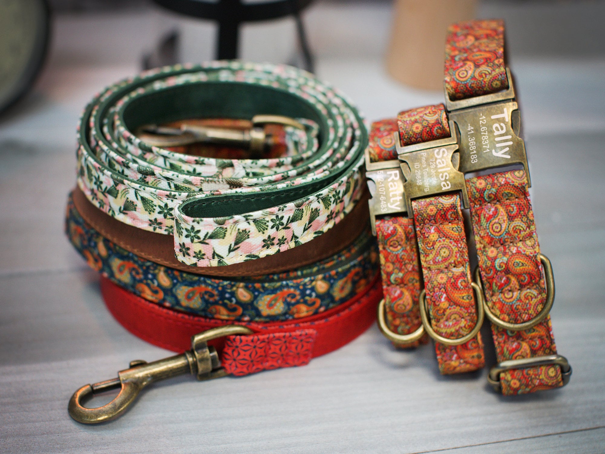 UrbanPup Hundehalsband & Leine Set – Schottenkaro Rot, Mit Chrom-Details, Leicht & Strapazierfähig