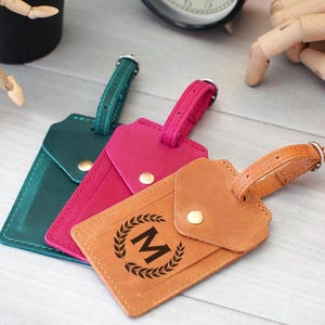 Gegraveerd bagagelabel, aangepast kofferlabel met monogram, leren naamlabel, gepersonaliseerd cadeau voor hem, reiscadeau voor haar, Wanderlust-cadeau
