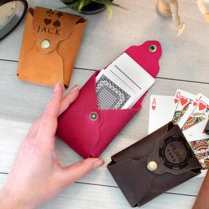Gepersonaliseerde lederen speelkaarthouder, aangepaste pokerkaarthouder, gegraveerde kaartspelopslag, houder speelkaarthoes, cadeau voor goochelaars