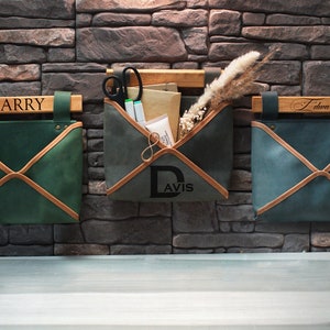 Bolsillo de correo de montaje en pared de cuero personalizado con tablón de madera grabado, soporte colgante de pared personalizado, decoración de pared única, regalo para el hogar