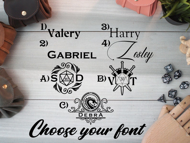 Pode incluir: Uma superf&iacute;cie de madeira branca com texto e imagens pretas. O texto inclui os n&uacute;meros de 1 a 4, seguidos de nomes, e as letras A, B e C. A imagem inclui um design de espada e dados, um design floral com um dado, e um bras&atilde;o com um drag&atilde;o.