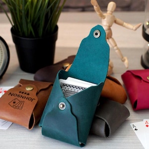 Handgefertigter Poker Kartenhalter aus Leder, personalisierter Spielkartenhalter, benutzerdefinierter Kasino Deck Fall, Kartenspiel Aufbewahrung, Geschenk für ihn, Kartenspieler