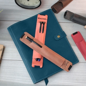Porte-stylo en cuir personnalisé avec sangle élastique pour carnet A4 A5, pochette de stylo personnalisée, étui à stylo en cuir gravé, nouveau cadeau d’emploi pour elle
