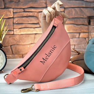 Sac banane de voyage gravé personnalisé avec bandoulière en cuir, petit sac bandoulière pour femme, sac banane en cuir personnalisé, cadeaux pour elle