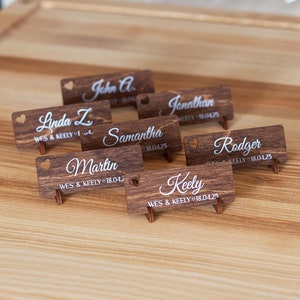 Médaillons et pendentifs de mariage en bois personnalisés 2 en 1, Cadeau pour les invités, Cadeaux de mariage élégants, Marque-places sur pied avec supports