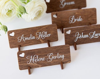2 in 1 Gravierte Hochzeit Namensschilder und Anhänger aus Holz, Geschenk für Gäste, Laser geschnittene Gastgeschenke, Freistehende Tischkarten mit Halter