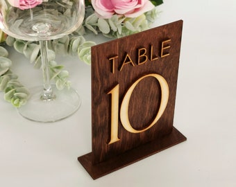 Rustieke houten tafelnummers: vrijstaand decor voor bruiloftsreceptie
