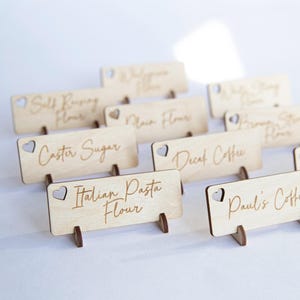Etichette aziendali in legno personalizzate - Etichette personalizzate, Segnaposto, Eleganti bomboniere per matrimoni, Segnaposto indipendenti con supporti