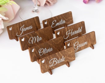 2 in 1 Gravierte Hochzeit Namensschilder und Anhänger aus Holz, Geschenk für Gäste, Laser geschnittene Gastgeschenke, Freistehende Tischkarten mit Halter