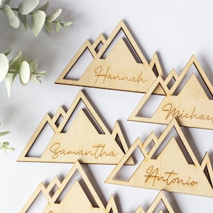 Etiquetas de nombre de madera de montaña para bodas, tarjetas de lugar con temática de viajes, obsequios rústicos para invitados, en varios colores, etiquetas de nombre cortadas con láser