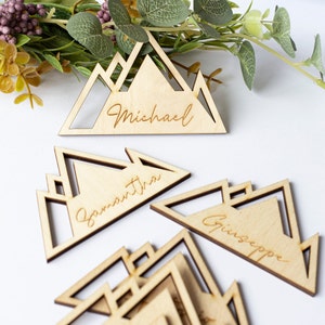 Tarjetas de lugar de madera de montaña para bodas, etiquetas de nombre con temática de viajes, obsequios rústicos para invitados, en varios colores, etiquetas de nombre cortadas con láser