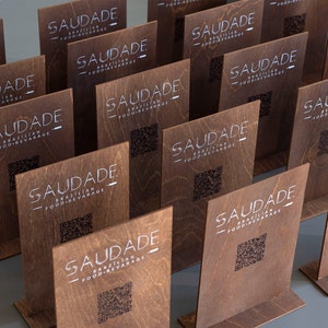 Plaques de table en bois personnalisées avec code QR pour le menu et le logo, numéros de table de restaurant, élégants numéros de table de mariage recto-verso