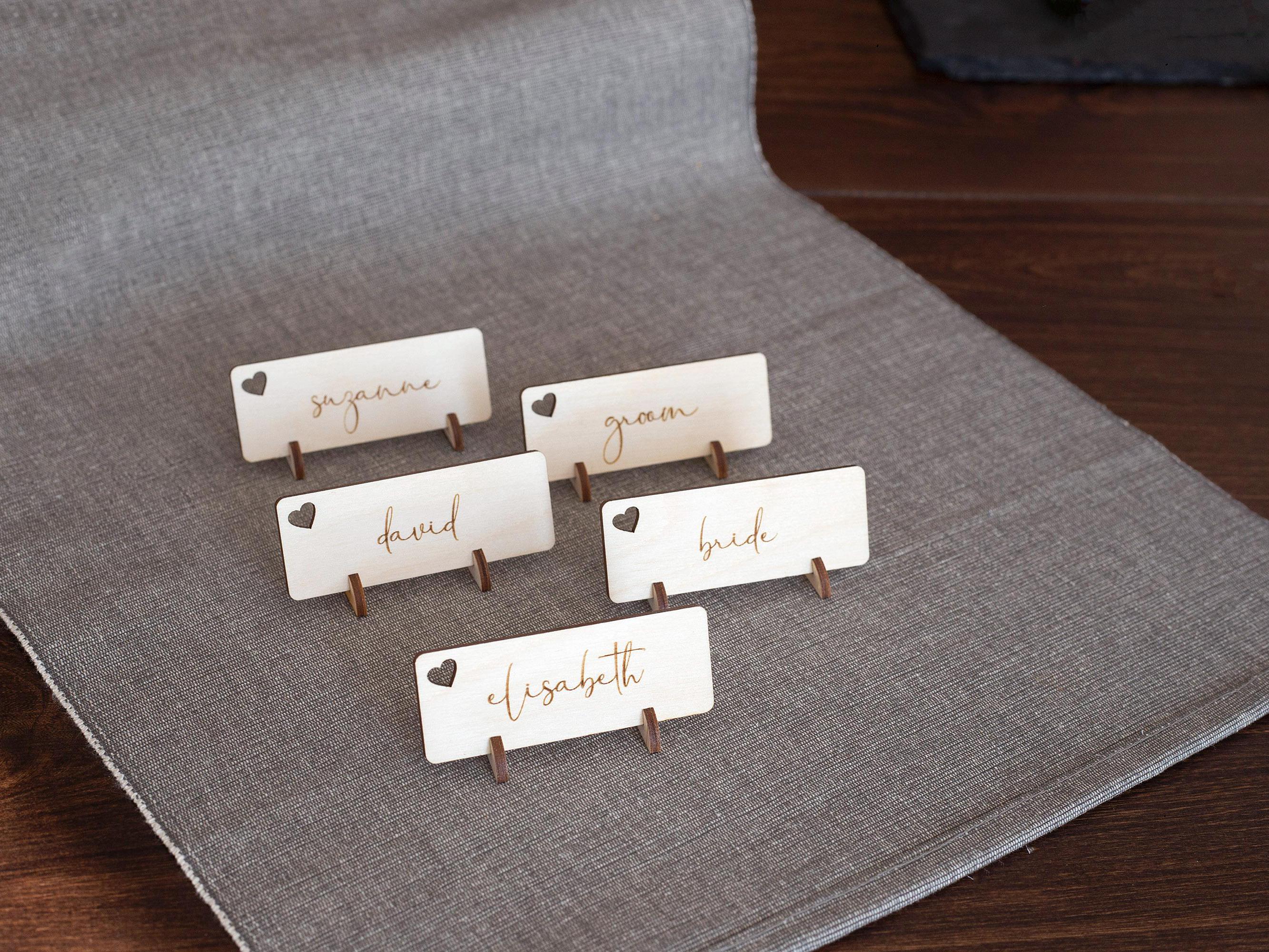 Personalisierte Hochzeit Namensschilder und Anhänger aus Holz, Platzkarten, Elegante Hochzeitsgeschenke, Freistehende Platzkarten mit Haltern, Gedeck